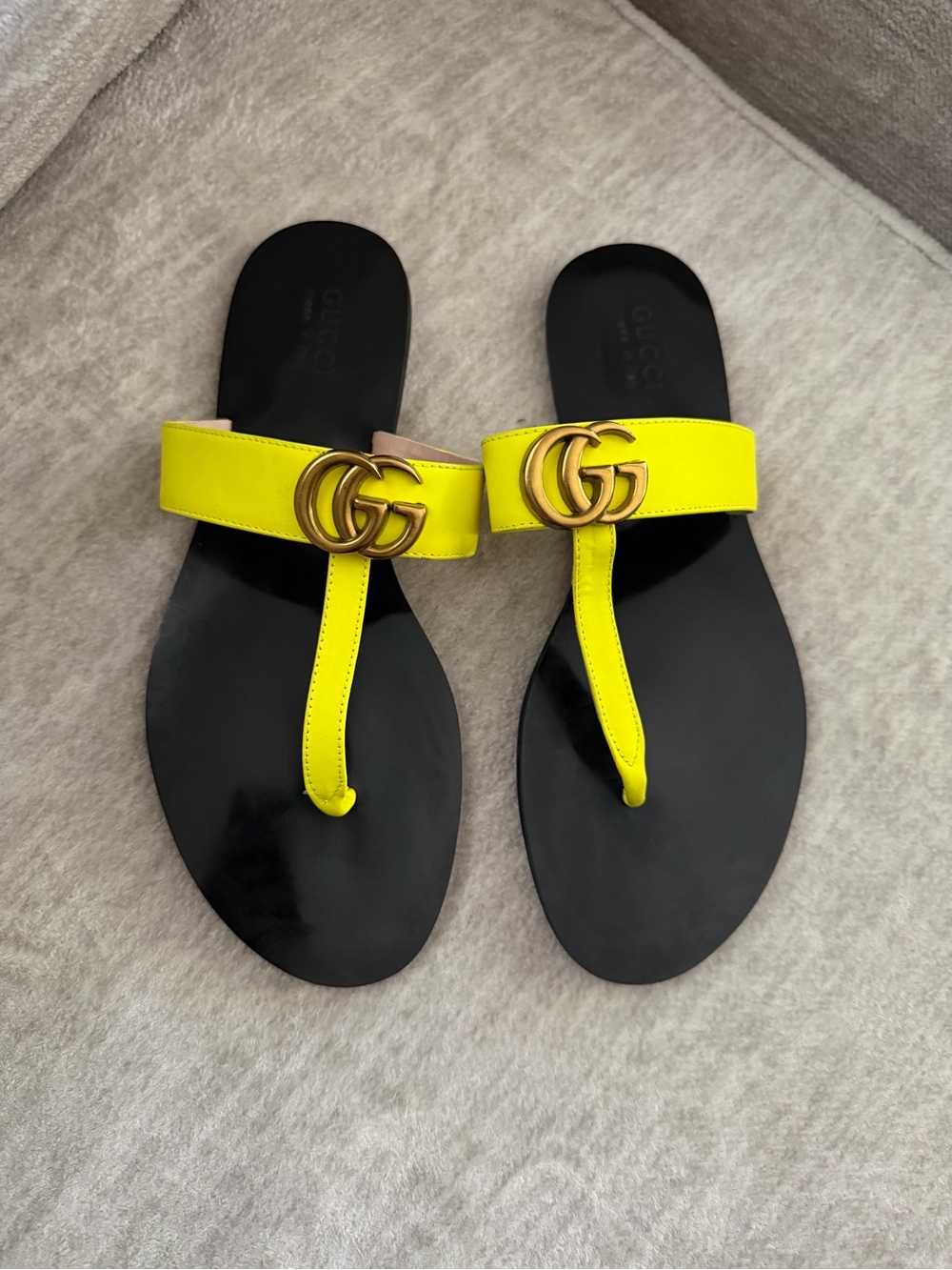 Gucci GG Logo Marmont Neon Yellow/Black Leather Thong Flat Sandals EU 42/US 12